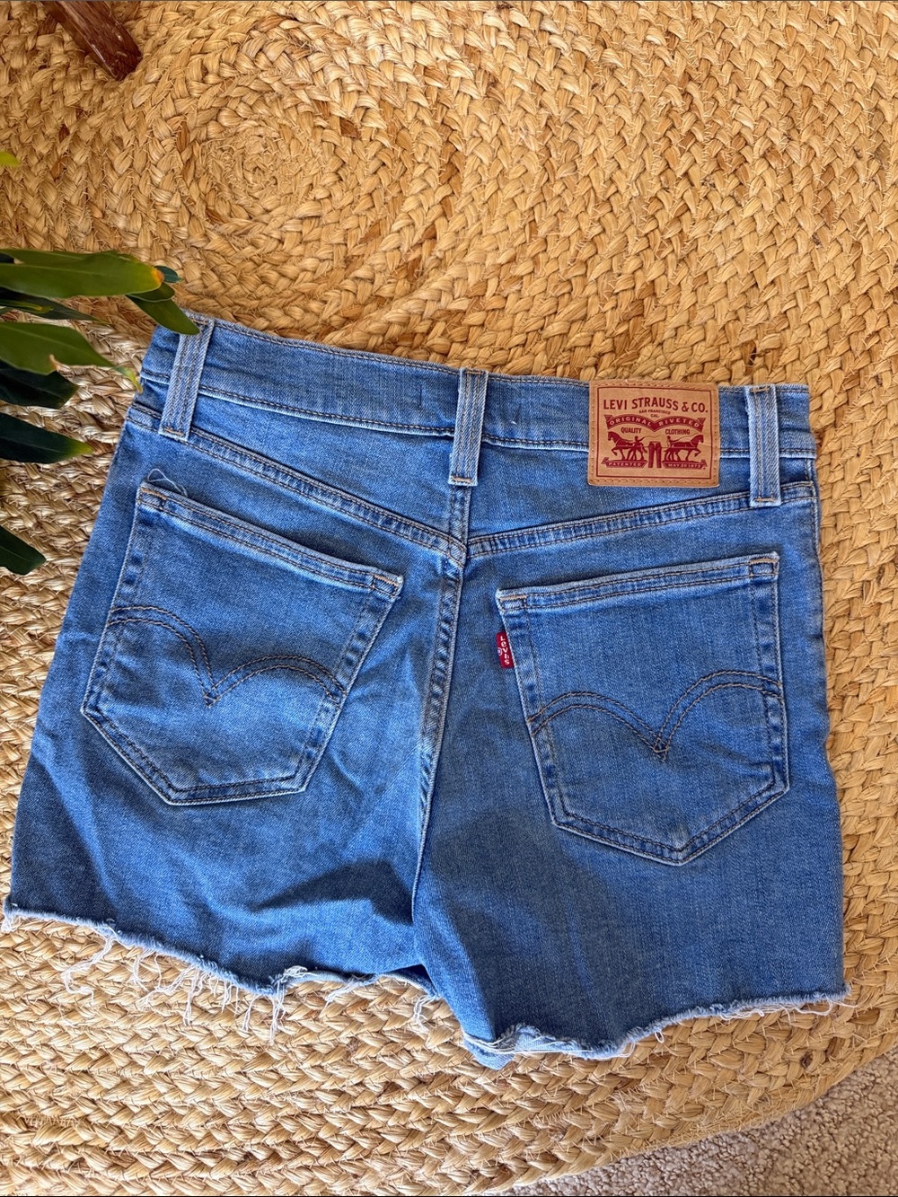 Levi’s High Rise Short - Picture 3 of 3